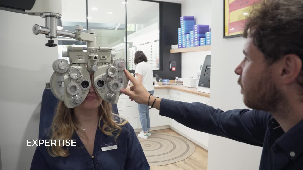 Un opticien réalise un examen visuel, extrait du film Optic 2000 Eauze